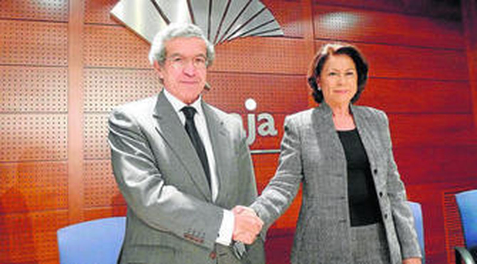 Braulio Medel y Magdalena Álvarez, ayer, en la sede de Unicaja en Málaga.
