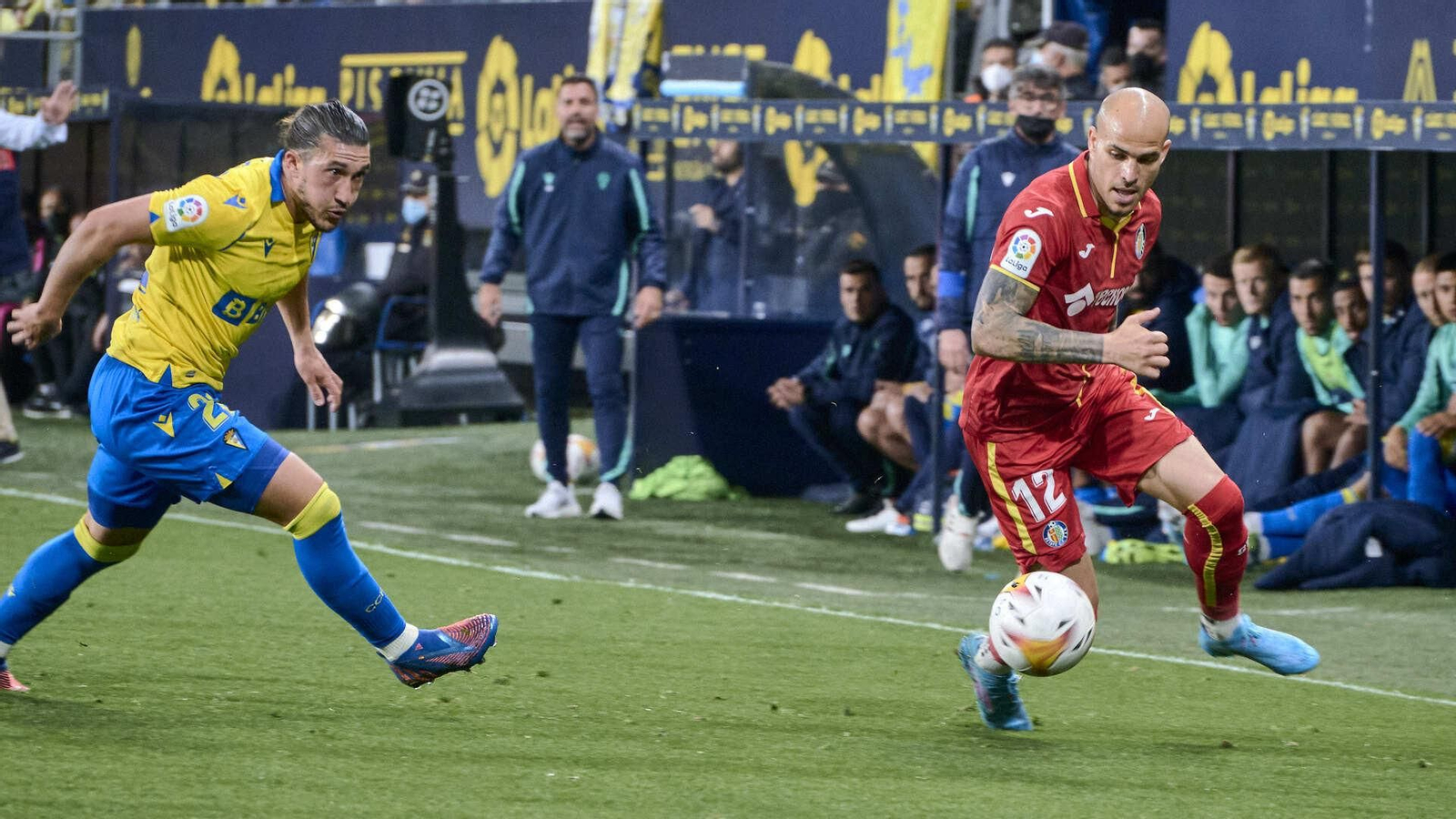 Partido de fútbol entre el Cádiz CF y el Getafe CF.