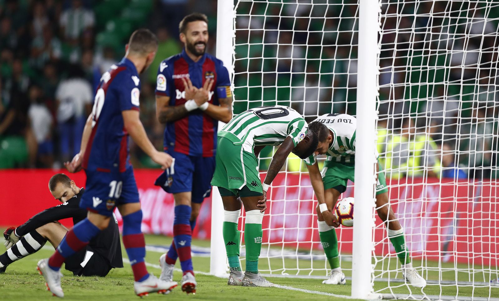 Morales celebra un tanto en el Betis-Levante de la primera vuelta.