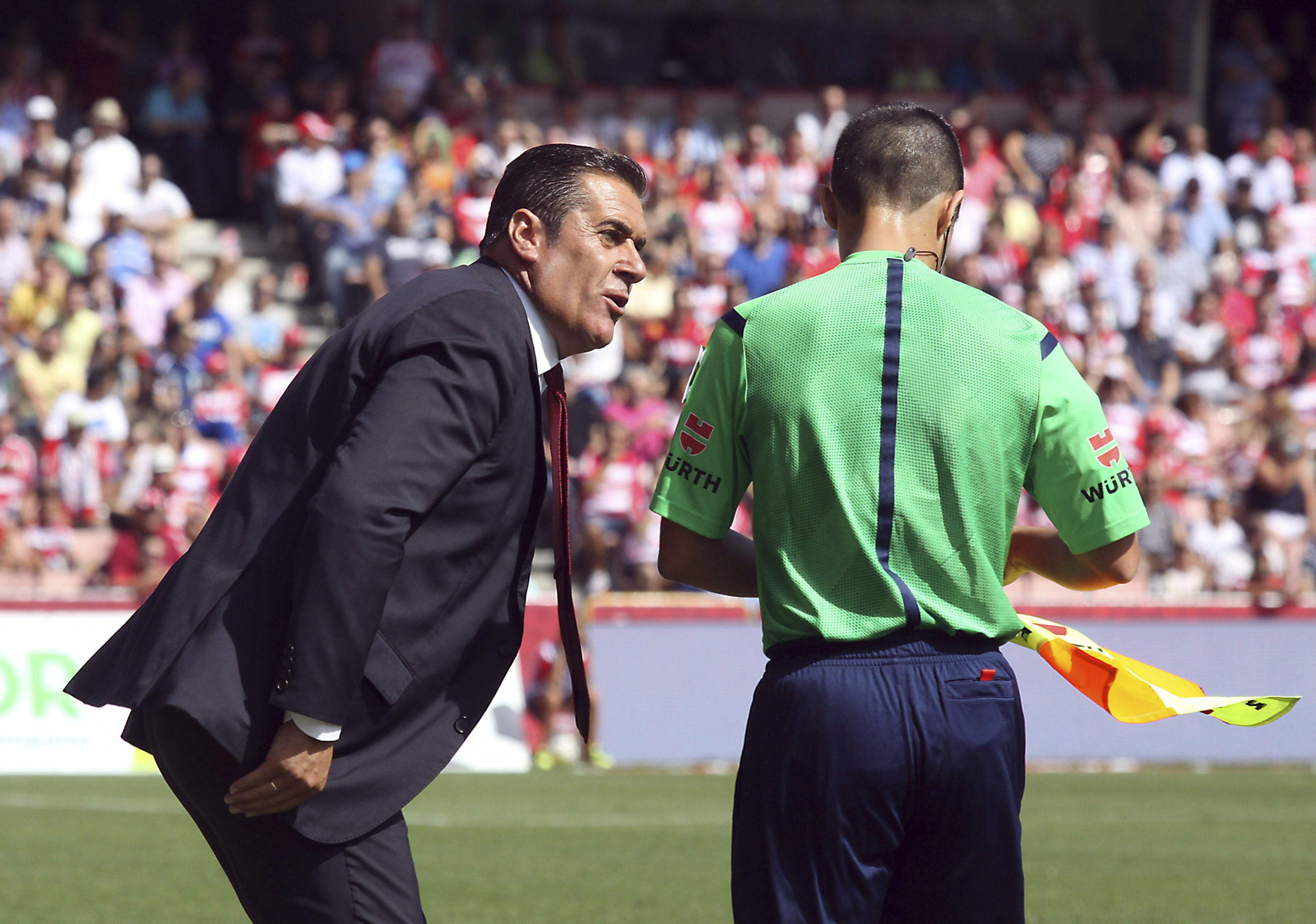 José Ramón Sandoval conversa con un colegiado en su anterior etapa en el Granada CF.