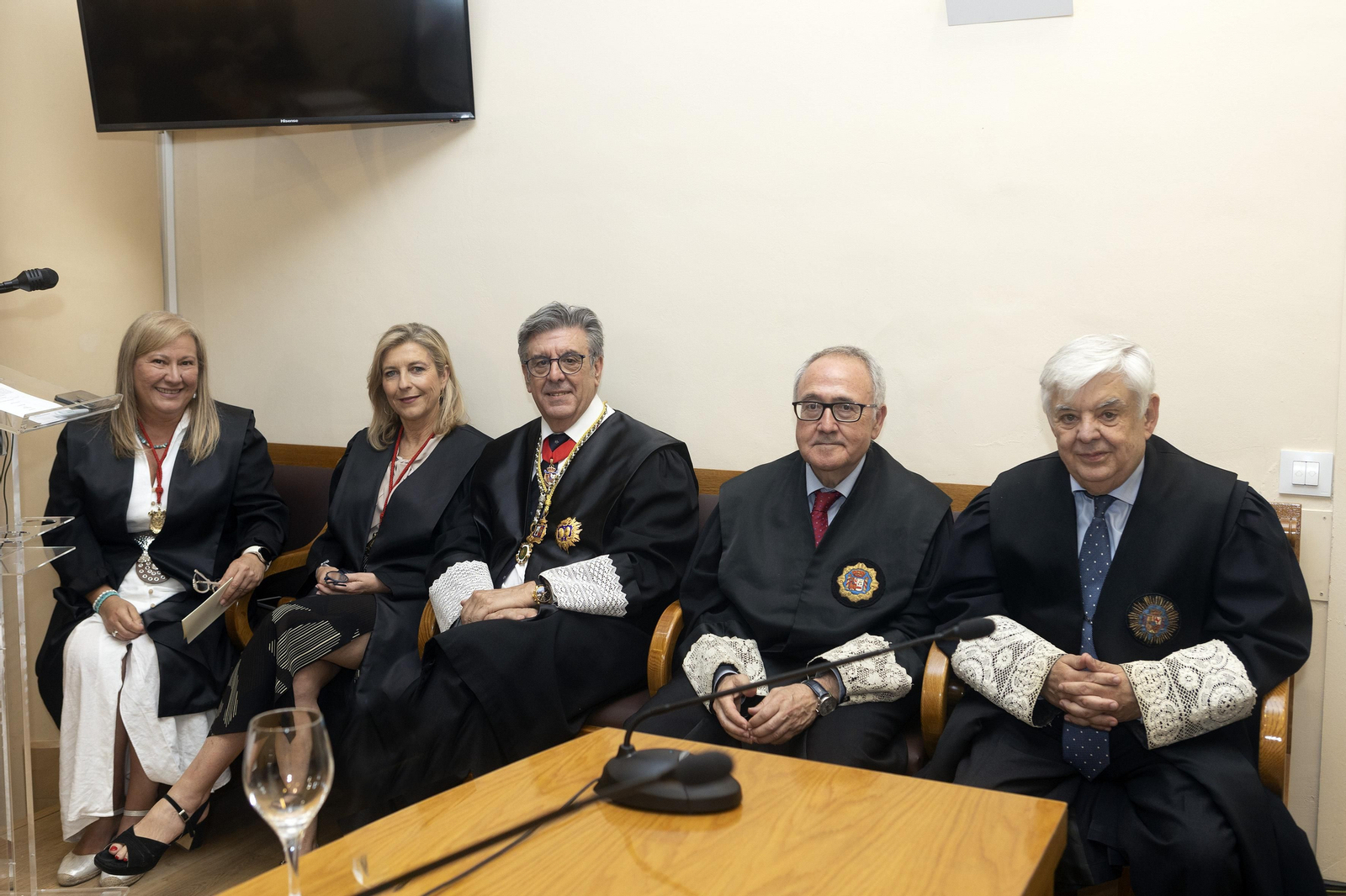 El penalista Francisco Baena Bocanegra recibe la medalla al mérito de la Abogacía Española. El penalista Francisco Baena Bocanegra recibe la medalla al mérito de la Abogacía Española.