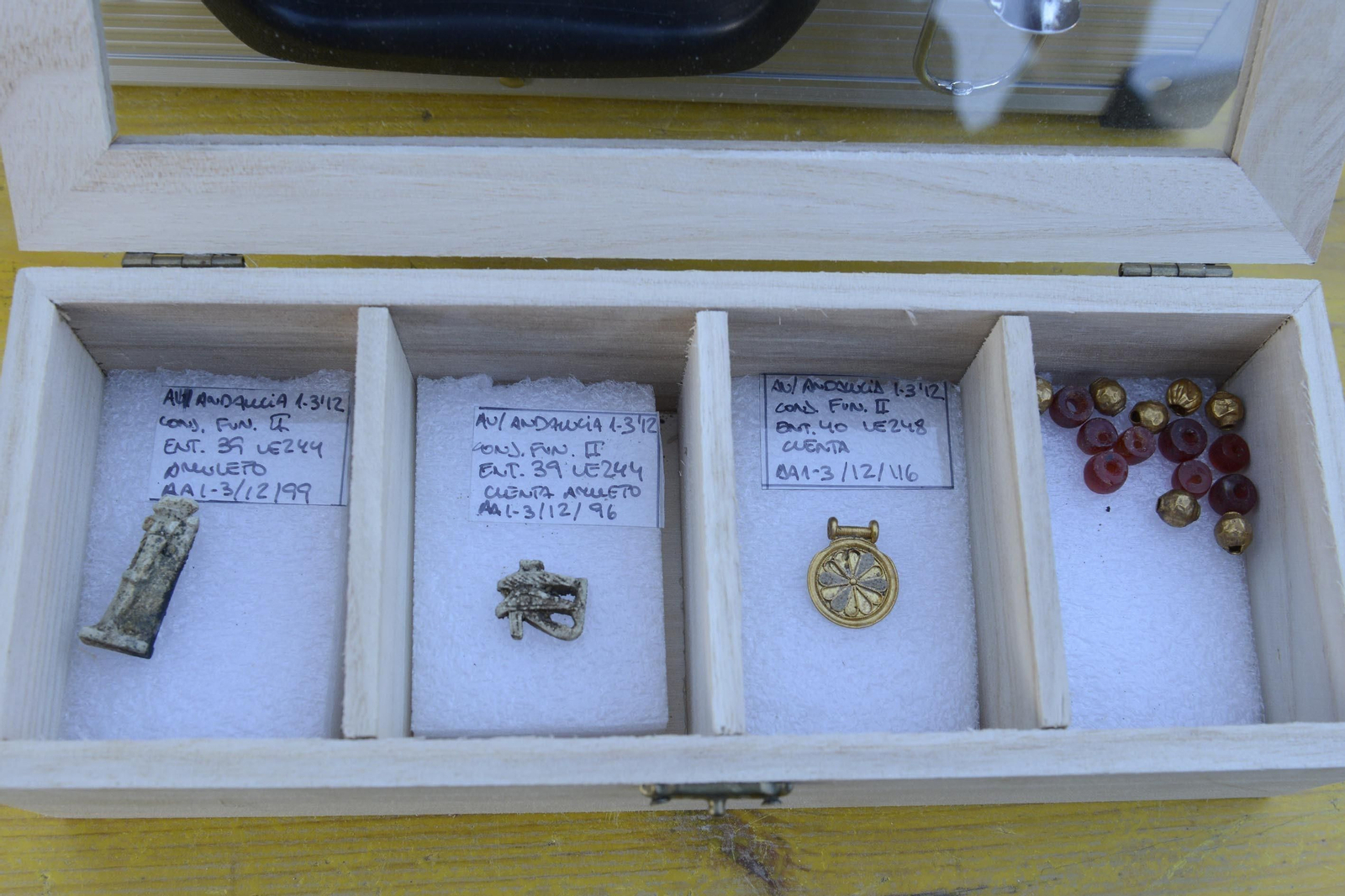 Piezas aparecidas en las tumbas púnicas localizadas en 2013