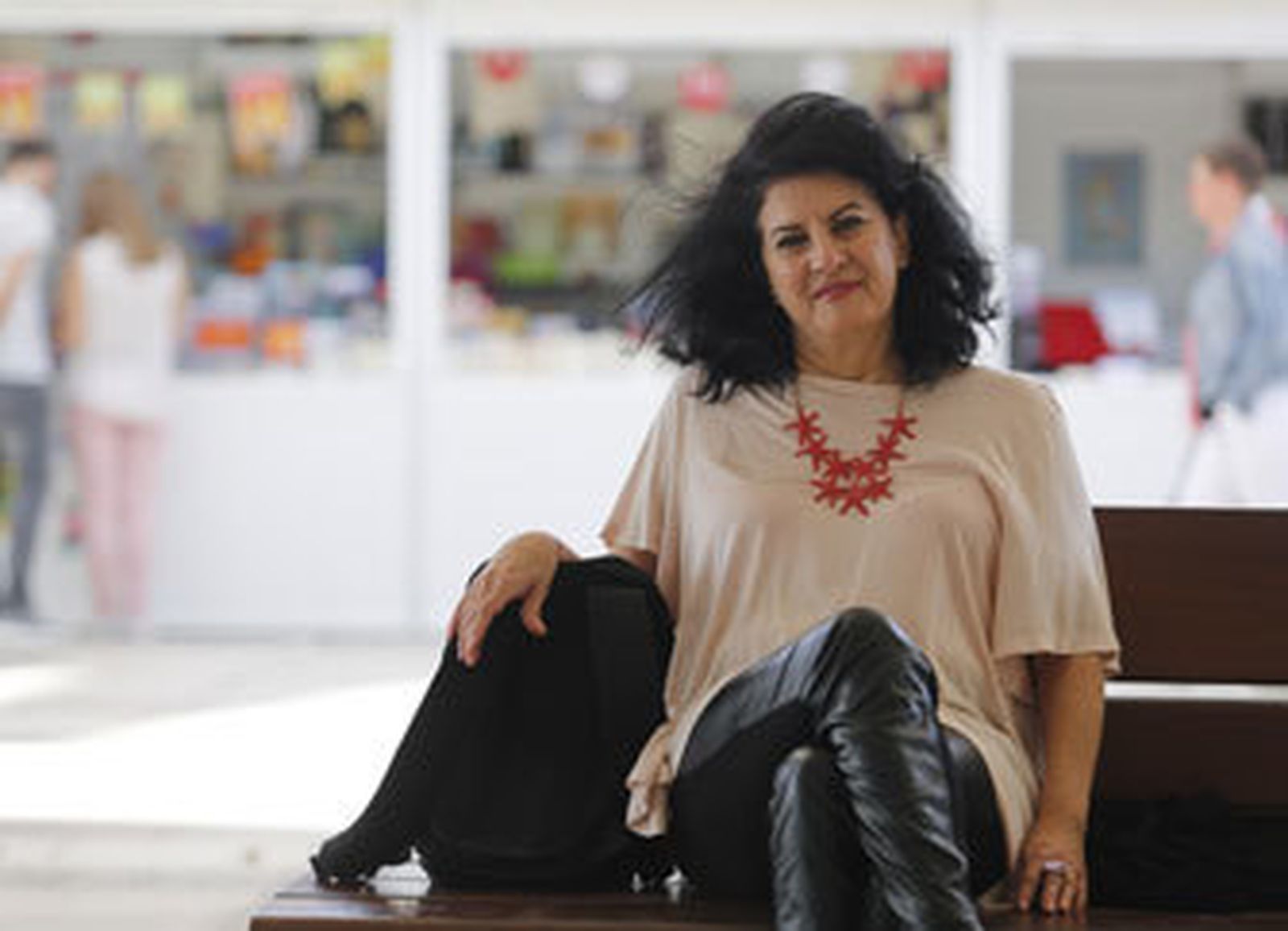 La poeta y traductora Aurora Luque (Almería, 1962), responsable de esta estupenda antología. / Javier Albiñana