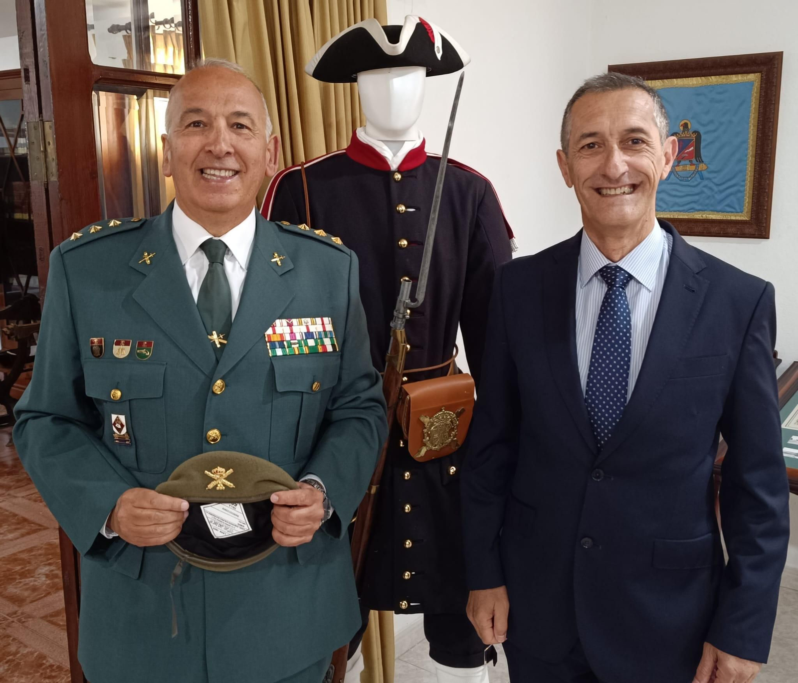 A la izquierda, el coronel de la Guardia Civil Jesús Núñez, Artillero de Honor del RACTA-4.