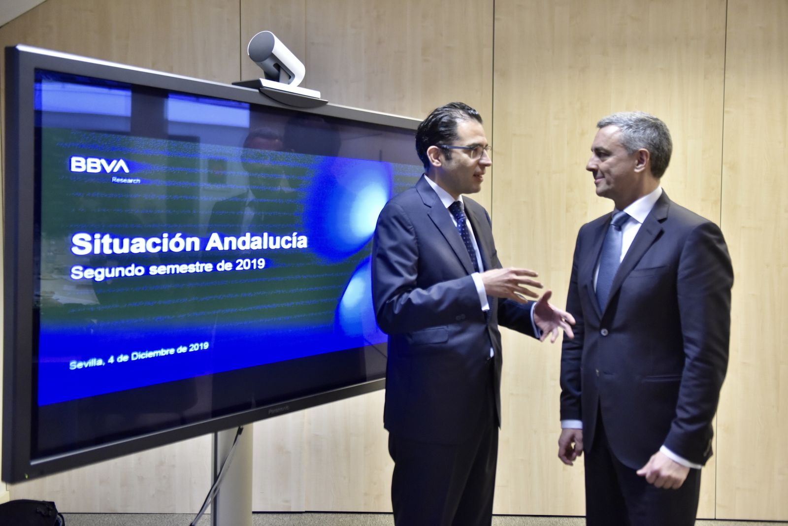 Miguel Cardoso, a la izquierda, conversa con José Ballester en la sede territorial de BBVA, en Sevilla.