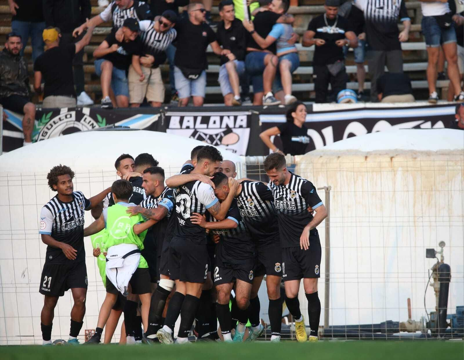 Los jugadores de la Balona celebran el gol de la victoria