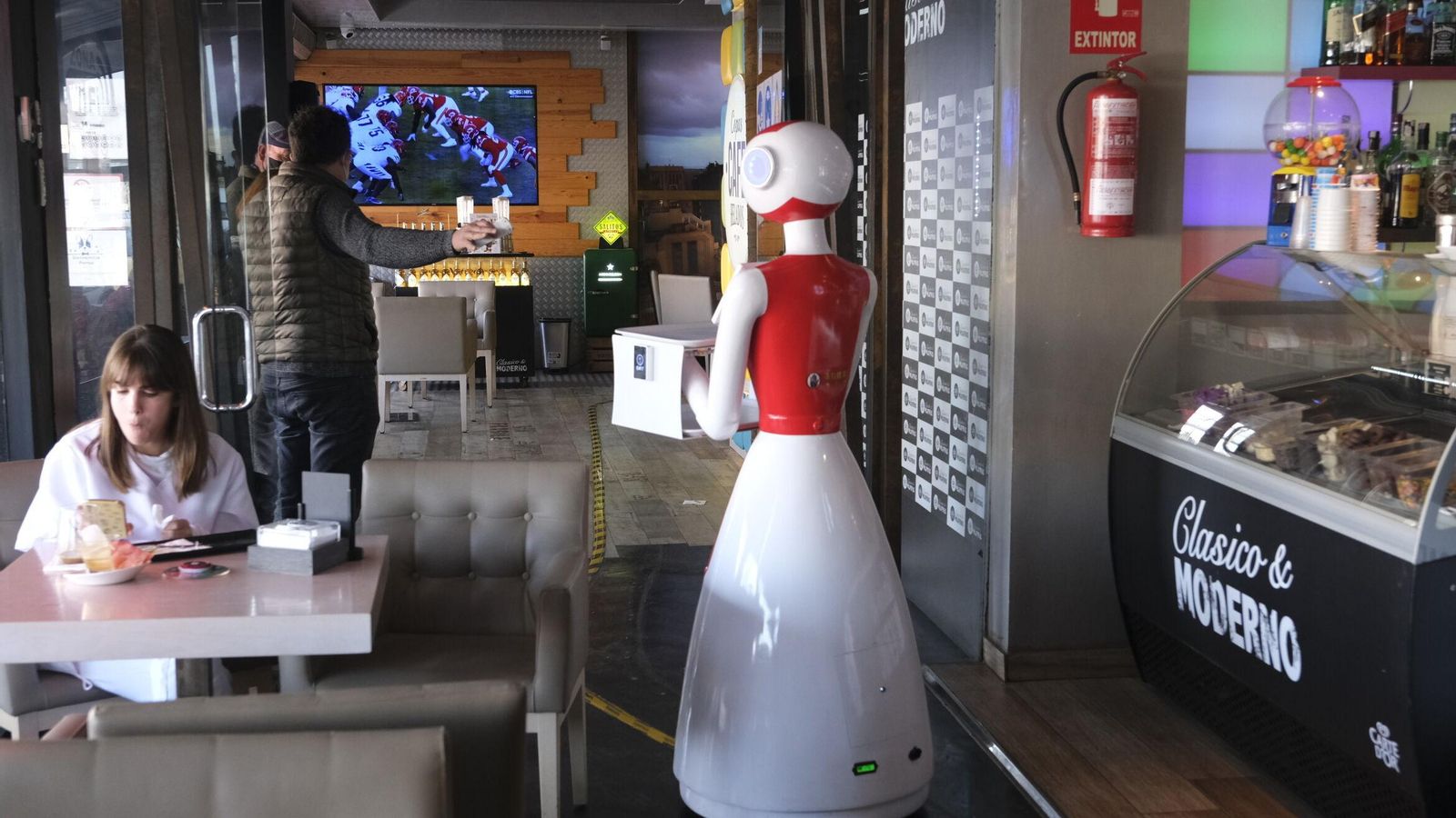 Solo necesita cargar su batería una vez al día y puede funcionar durante 10 horas ininterrumpidamente