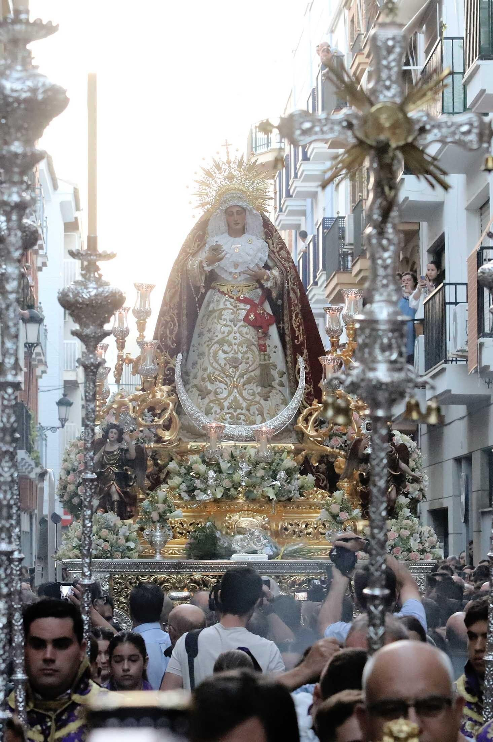Imágenes de la procesión de la Virgen de la Amargura por las calles de Huelva