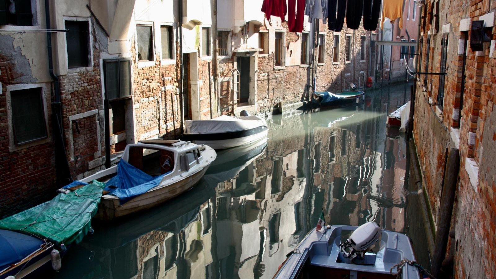 Ropa tendida en un canal.