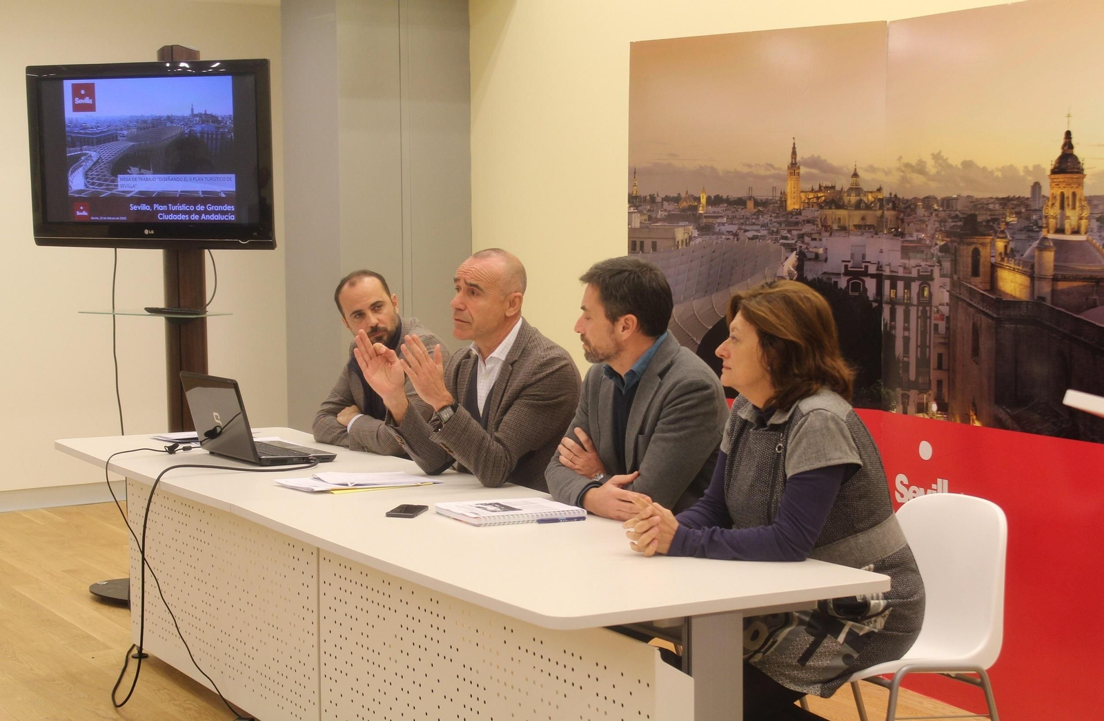 El delegado Antonio Muñoz con su equipo del Consorcio de Turismo.