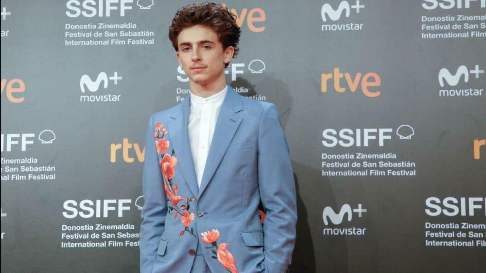 Chalamet, con traje azul claro rematado con flores.