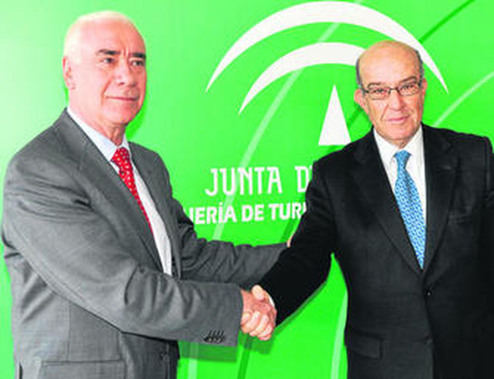 Luciano Alonso y Carmelo Ezpeleta estrechan sus manos tras lograr el preacuerdo para el Gran Premio.