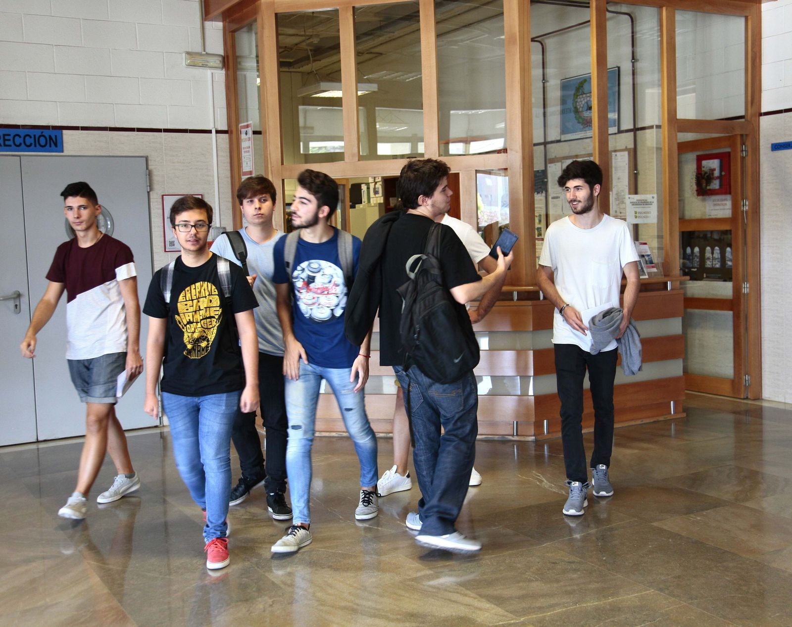 El primer día de clase se caracterizó por el constante trasiego de alumnos por los pasillos en busca de sus aulas.