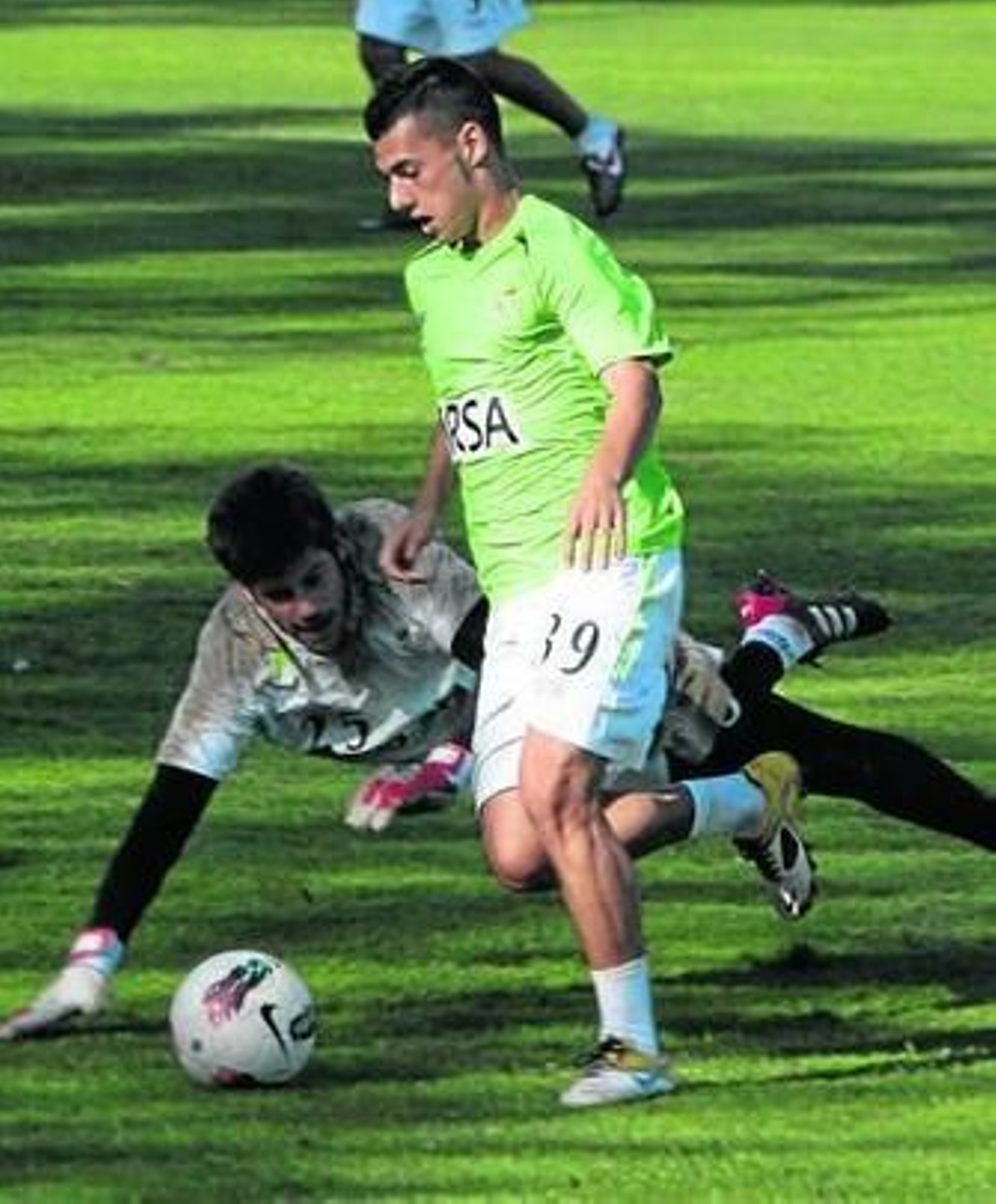 Sergio recorta a Fabricio durante el entrenamiento.