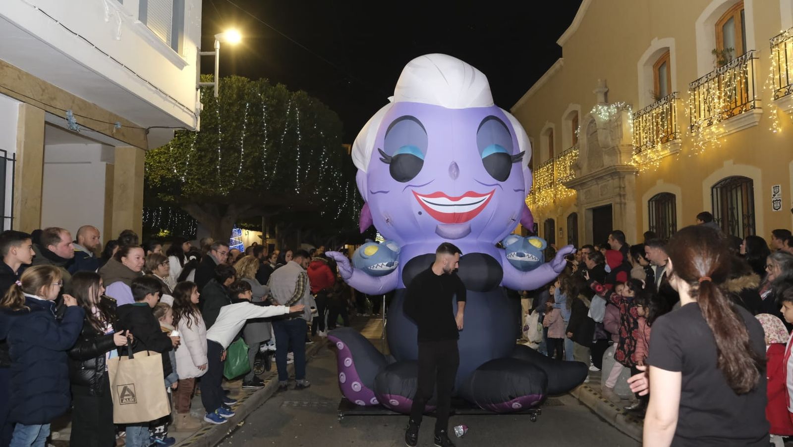 Imágenes de la cabalgata de Huércal de Almería: miles de personas reciben a los Reyes Magos