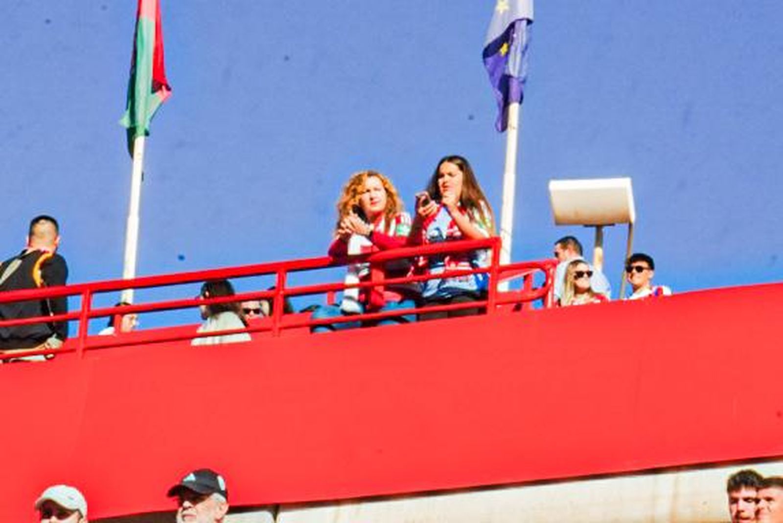 Encuéntrate en el recibimiento al Granada y en la grada de Los Cármenes