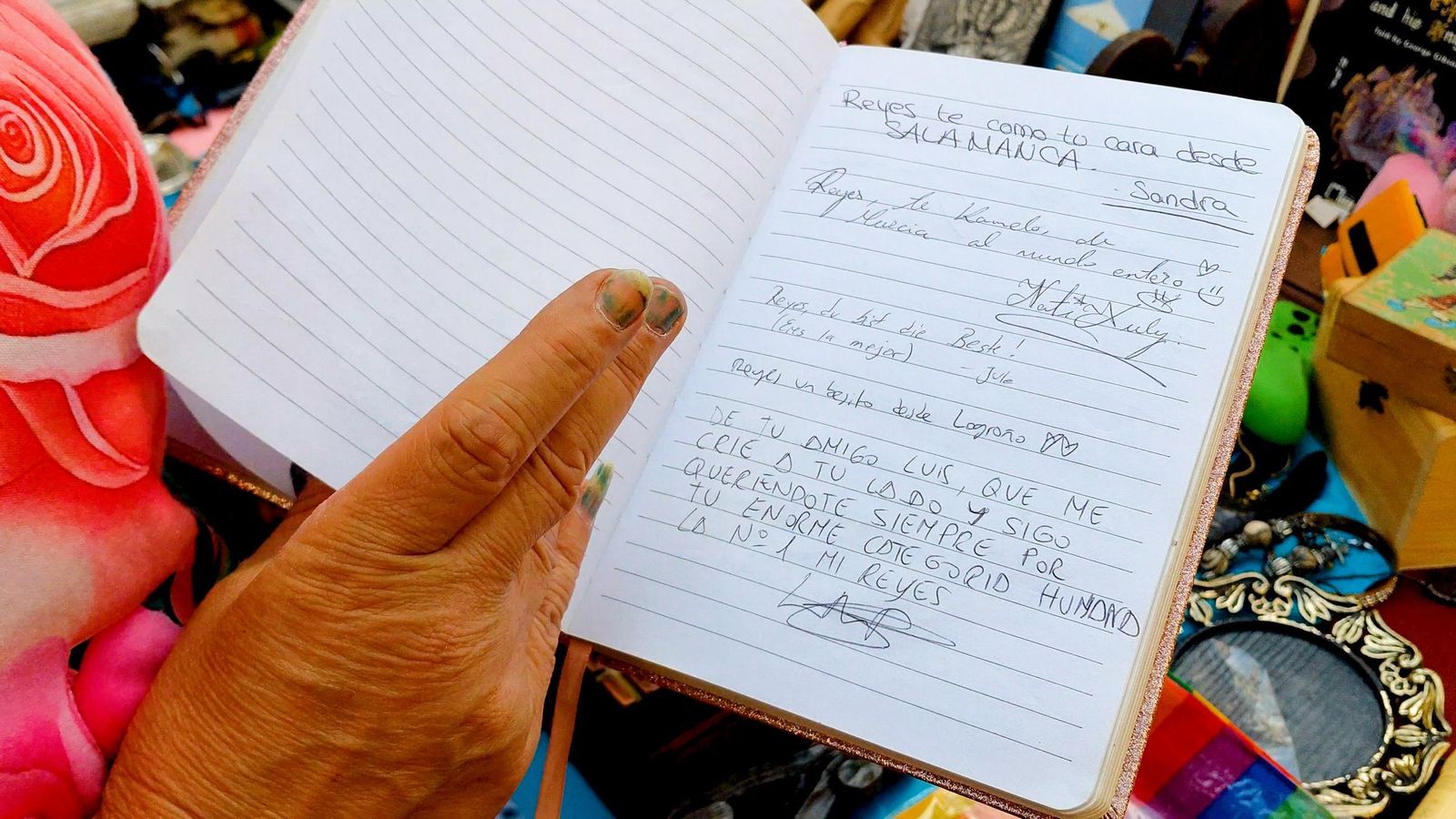 El libro de firmas del puesto de Reyes en el Mercadillo del Jueves