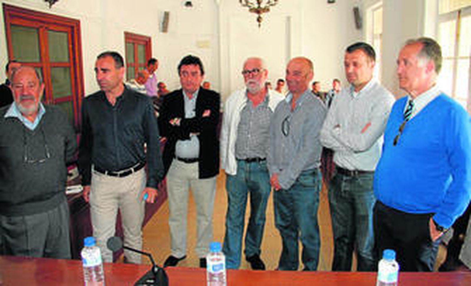 Los alcaldes, Quirós, Bermúdez y Gil, con empresarios almadraberos como José Diego Ramírez, Diego Crespo o Pedro Muñoz.