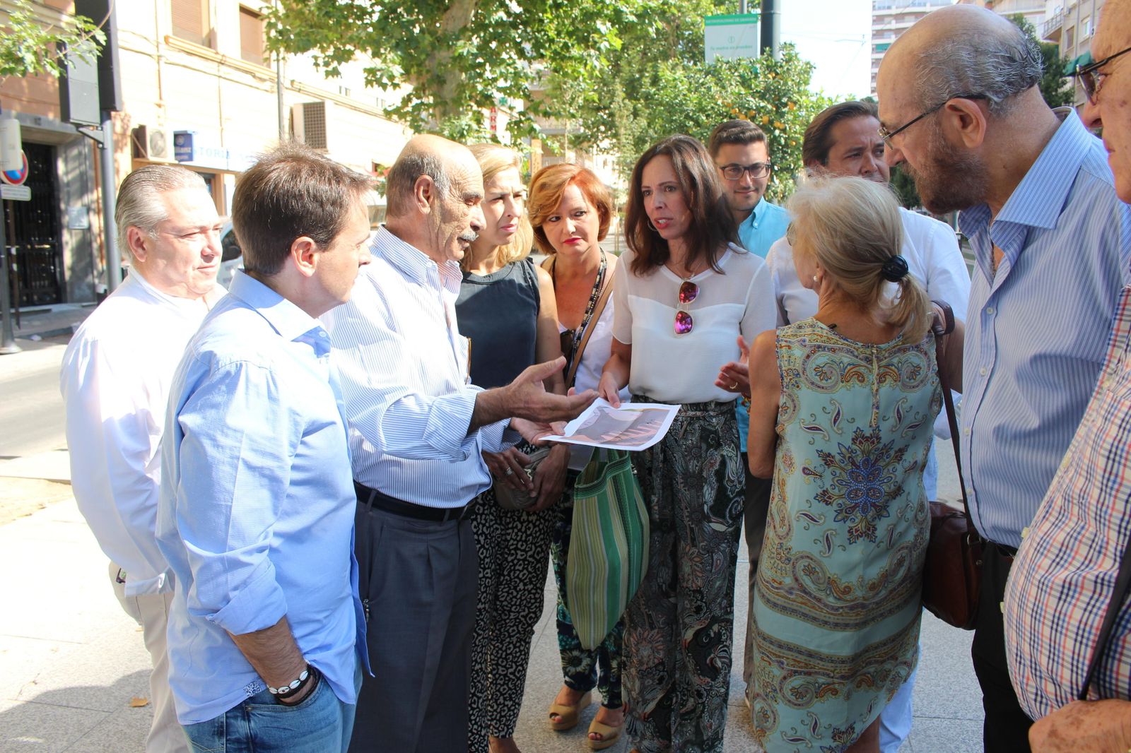 El grupo municipal del PP, con los vecinos afectados.