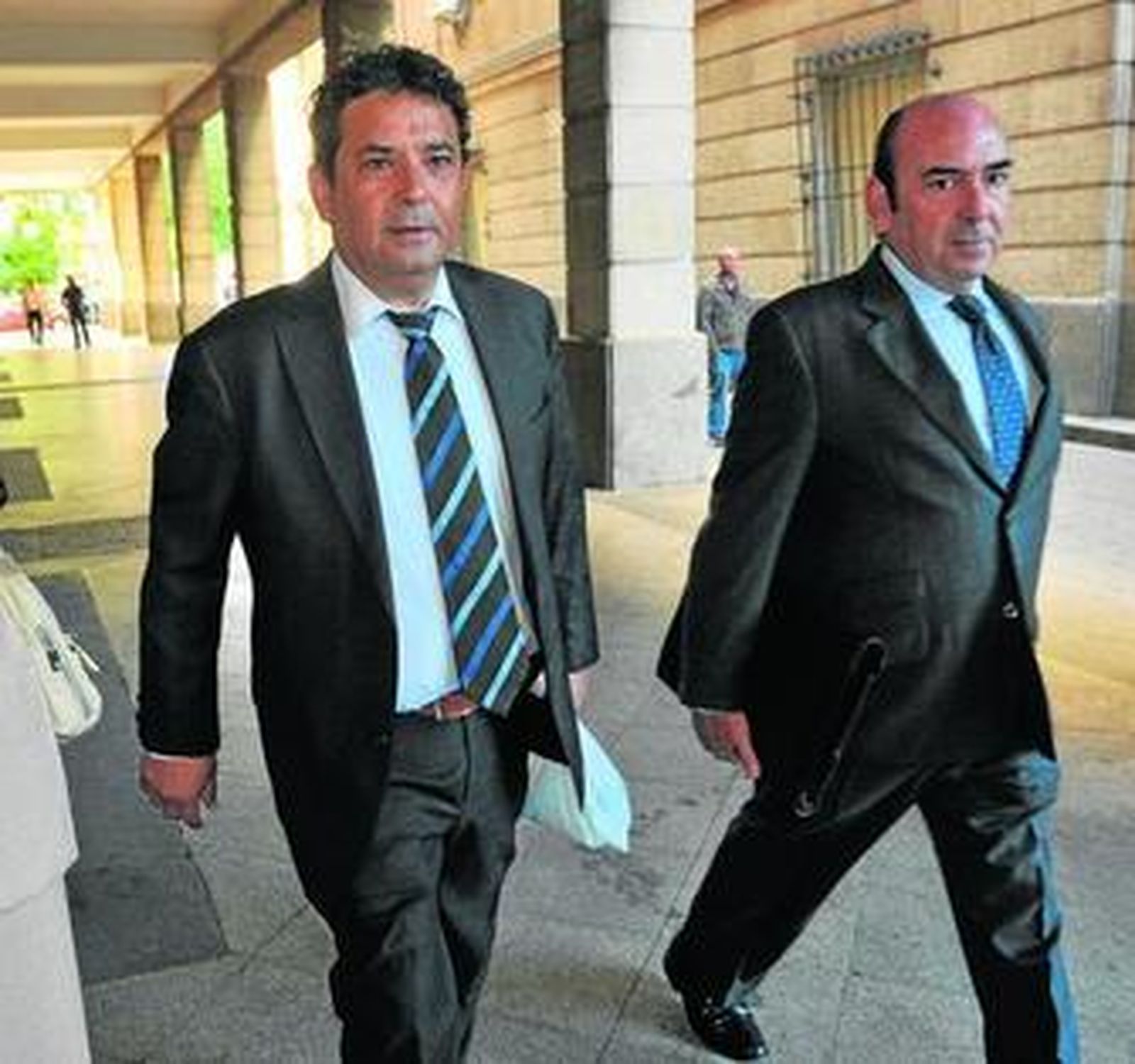 El ex director financiero de Invercaria Antonio Nieto, ayer en los juzgados con su abogdo, Miguel García Diéguez.