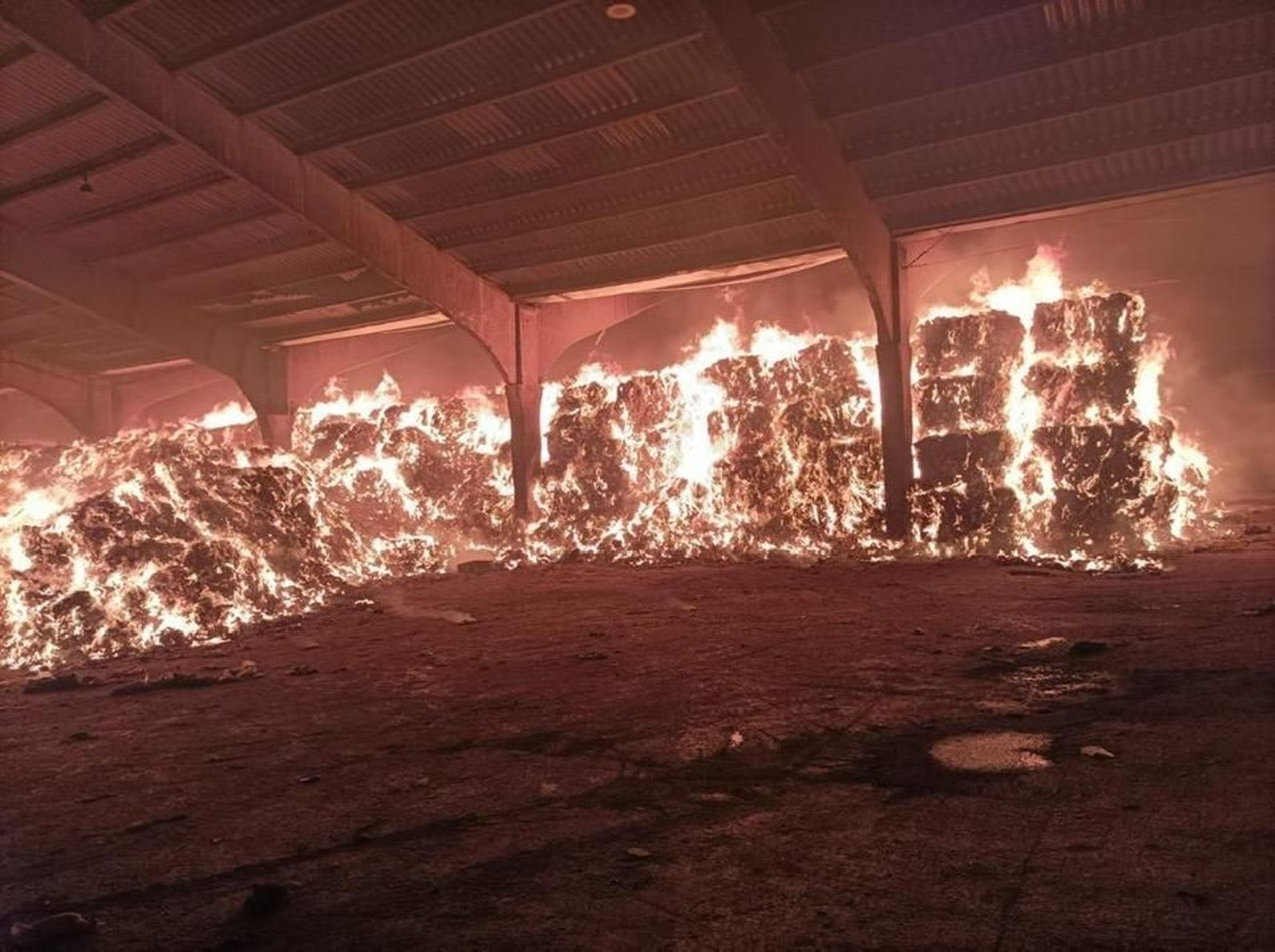 Incendio de residuos en el basurero Sur de Europa en Los Barrios