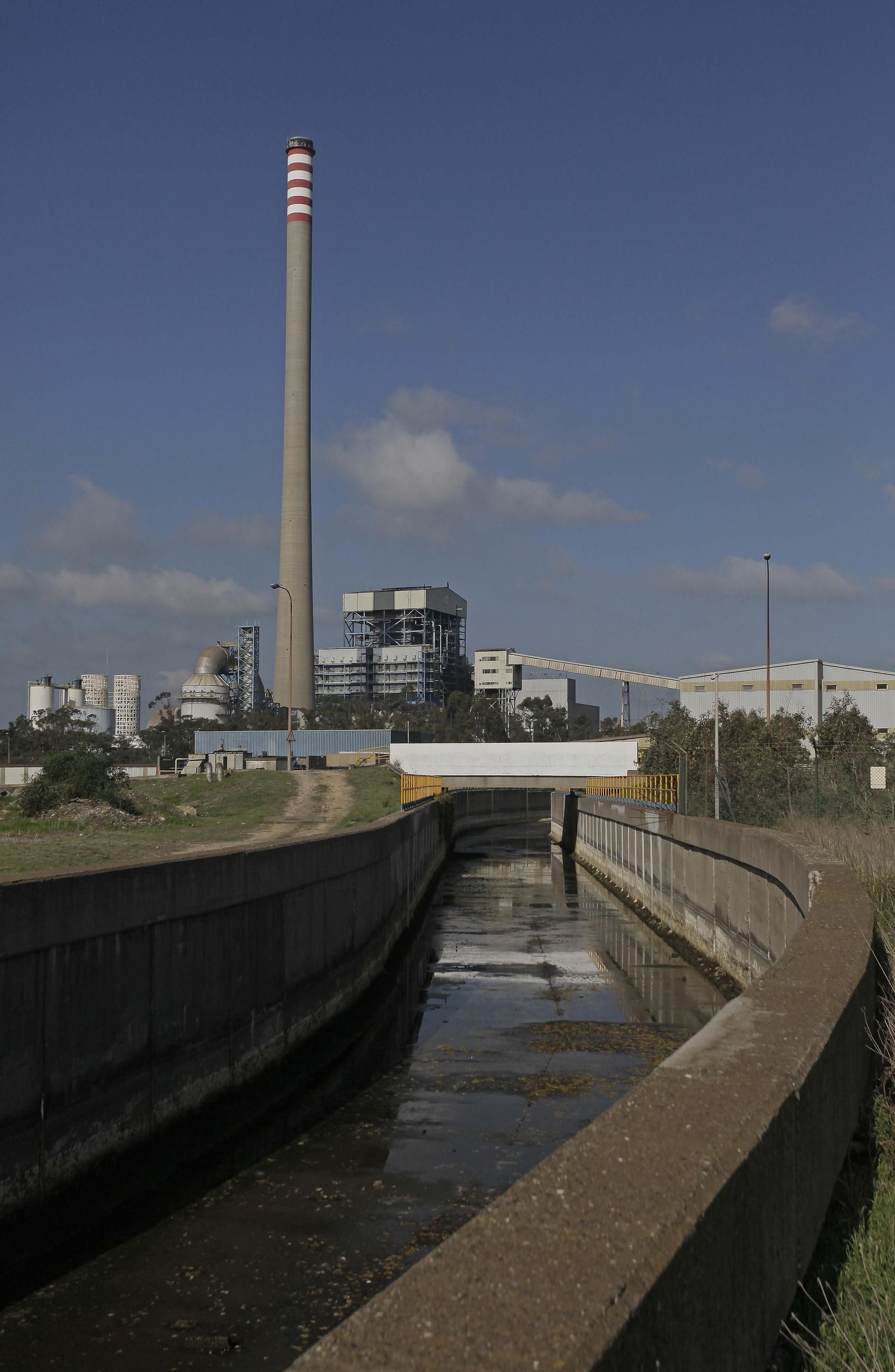 La central térmica de Los Barrios, vista desde la desembocadura del Guadarranque.