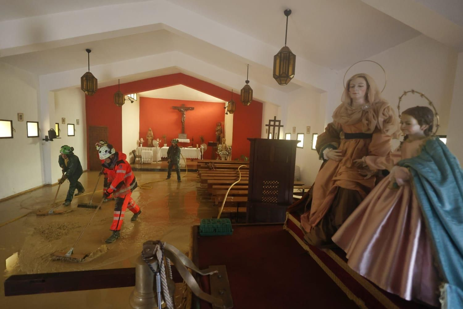 Bomberos baldean el interior de la iglesia