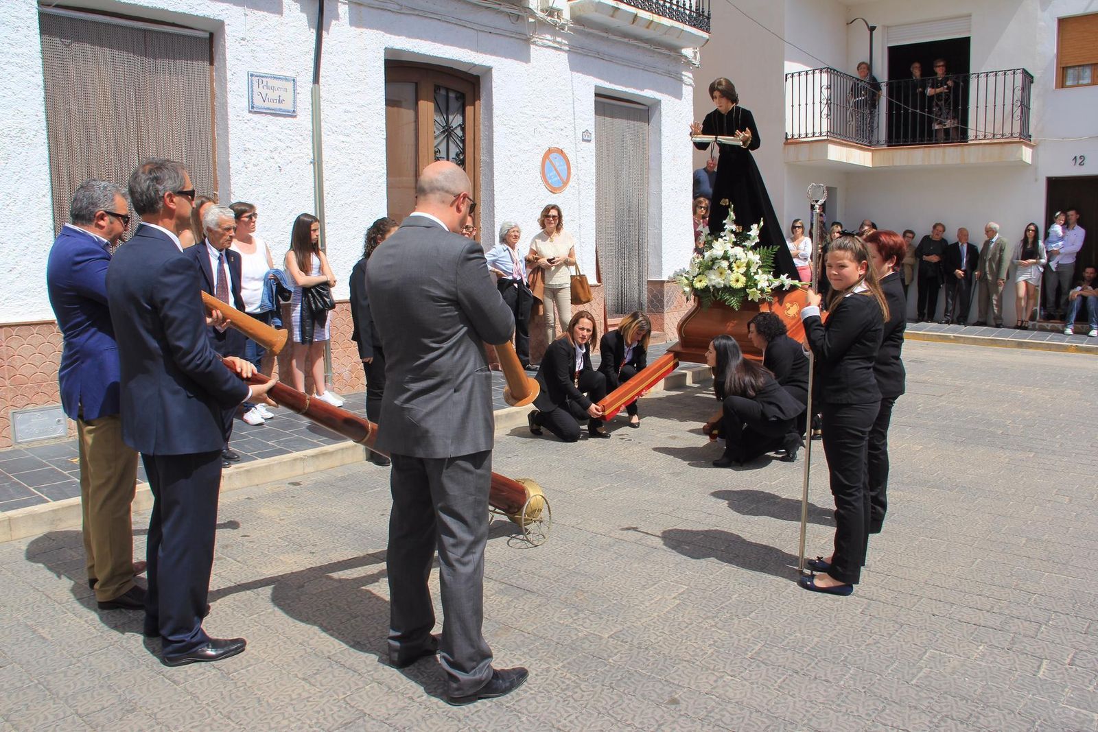 Los bocineros ante el paso de la Verónica.