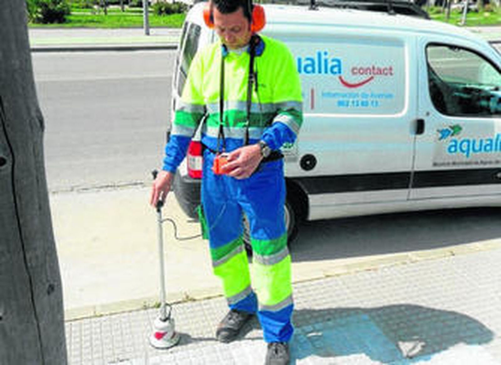 Un operario de Aqualia busca fugas en la red de agua de Moguer.