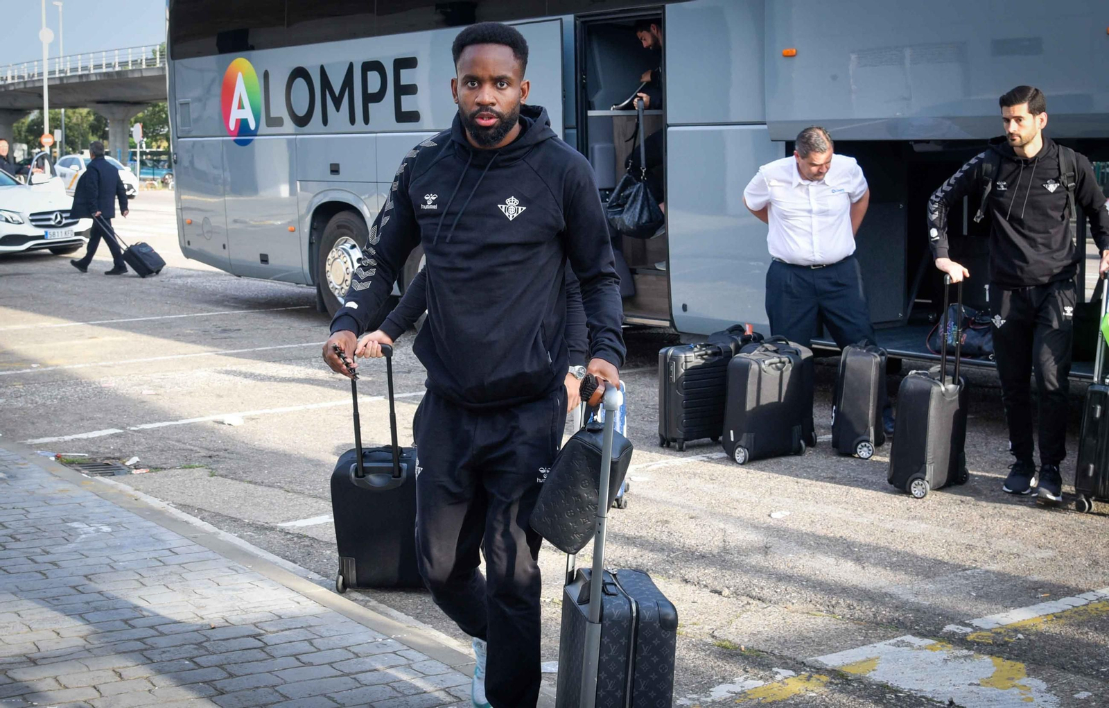 Imágenes de la salida del Real Betis hacia Florencia