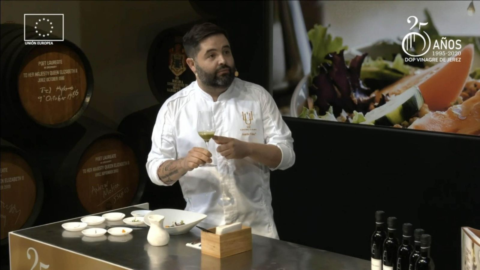 Juanlu Fernández, durante el montaje de su versión de la ensalada mixta. Juanlu Fernández, durante el montaje de su versión de la ensalada mixta.