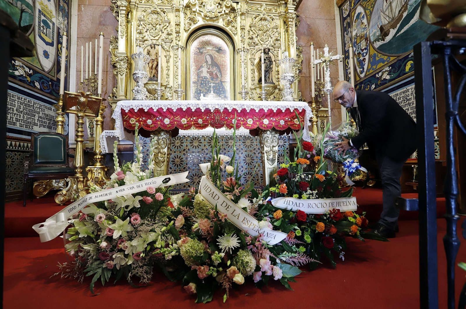El altar de la Virgen se llena de flores durante la ofrenda floral.