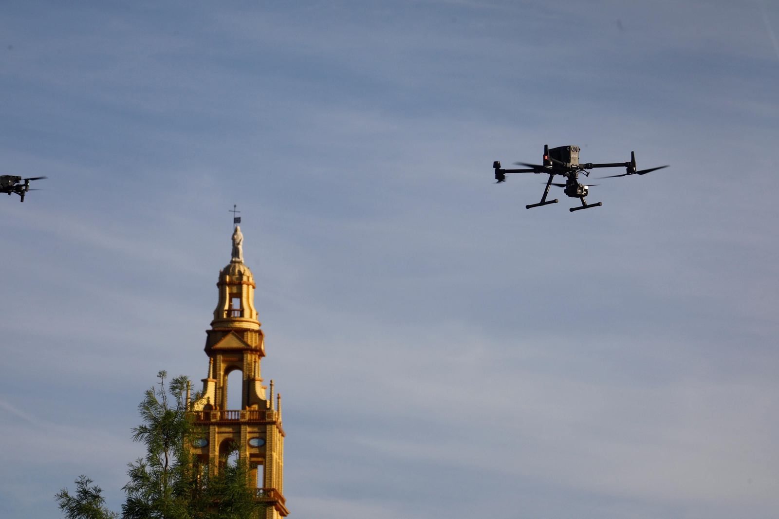 Las imágenes de los drones de la Policía Nacional que vigilan la Feria de Córdoba Las imágenes de los drones de la Policía Nacional que vigilan la Feria de Córdoba