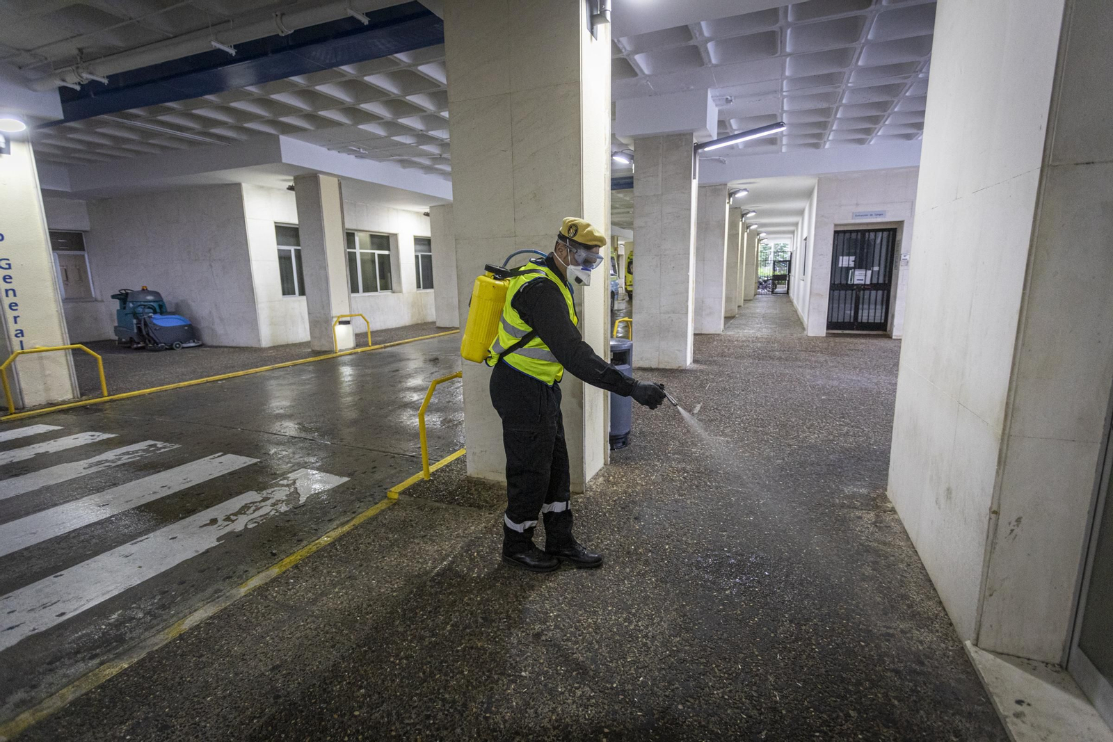 La UME desinfecta el hospital Puerta del Mar