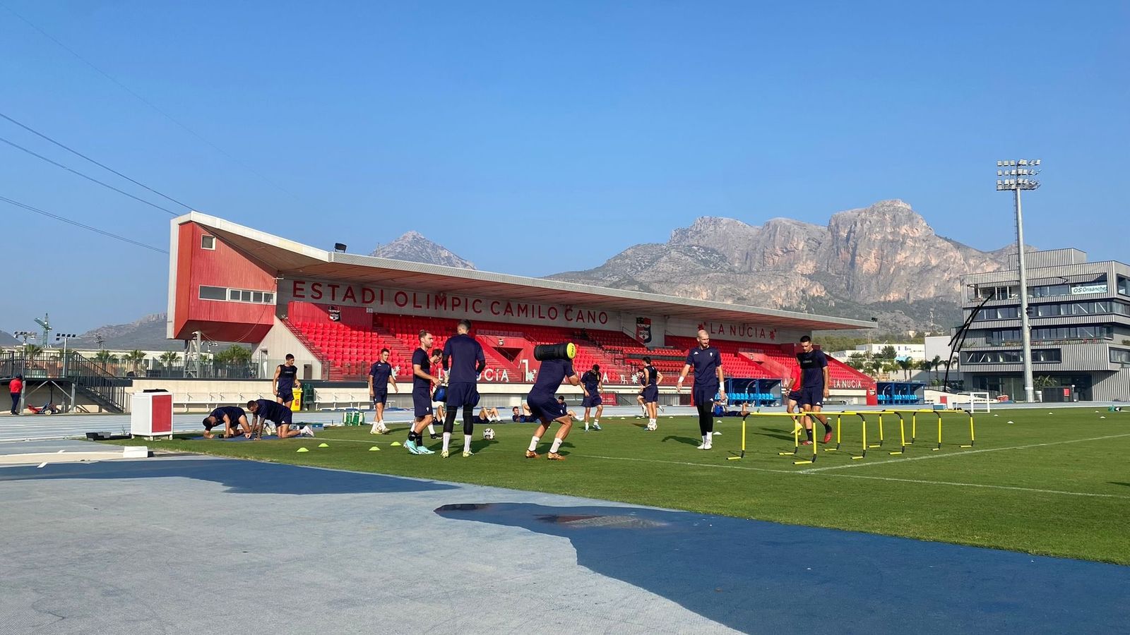 Jugadores y técnicos del Alcoyano, en el campo de La Nucia, en uno de sus entrenamientos