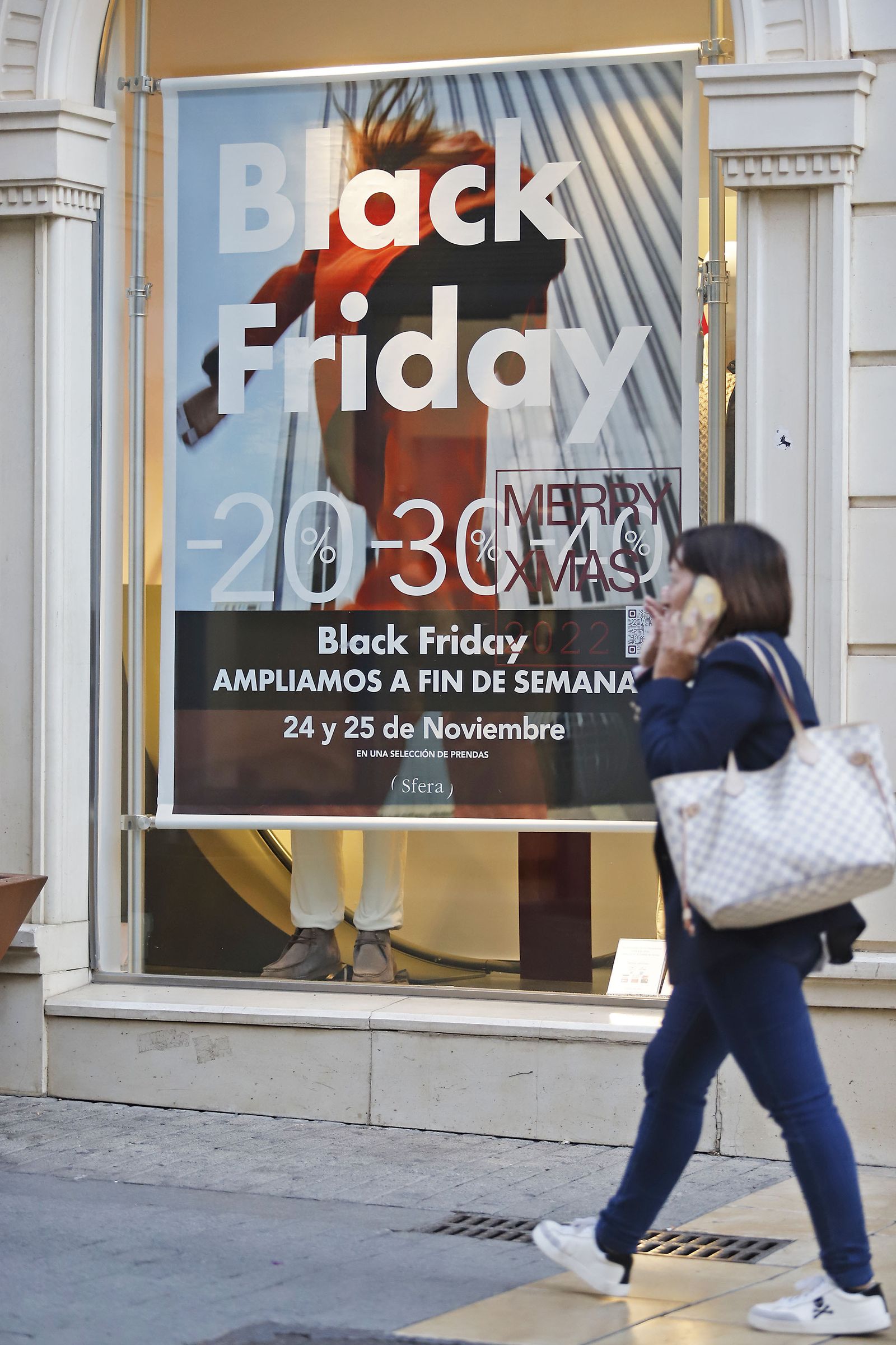 Ambiente en las calles del centro de Huelva con el Black Friday