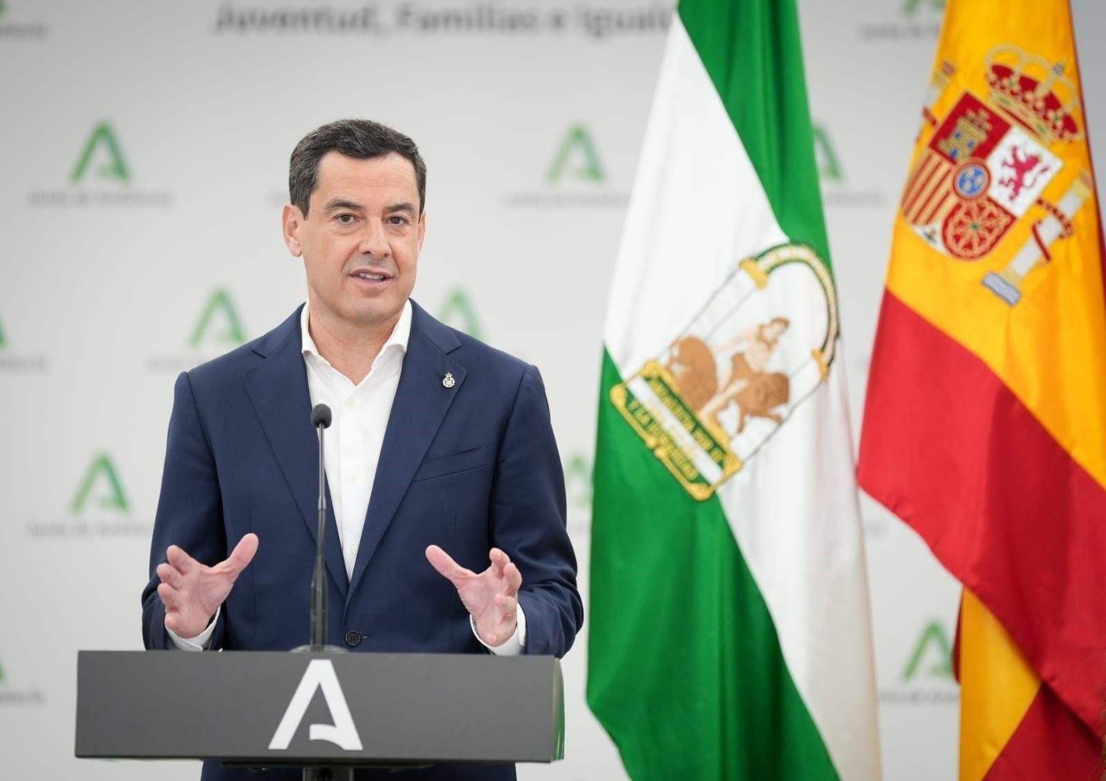 El presidente de la Junta, Juanma Moreno, en un acto con el Cermi este viernes.