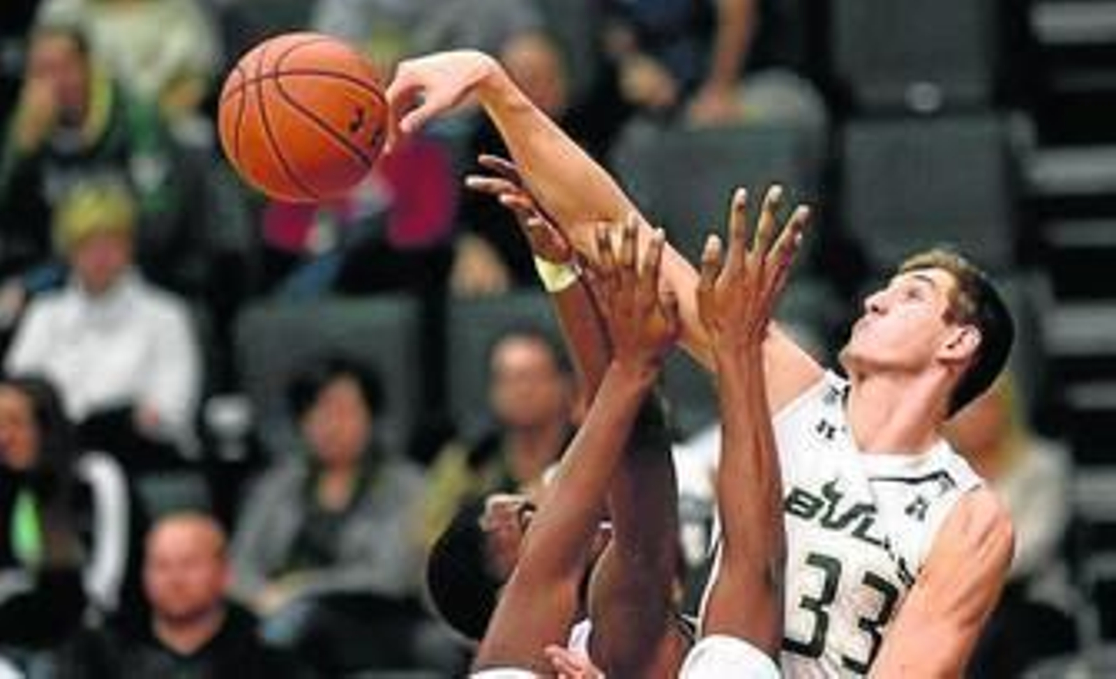 Rubén Guerrero tapona durante el partido de ayer.