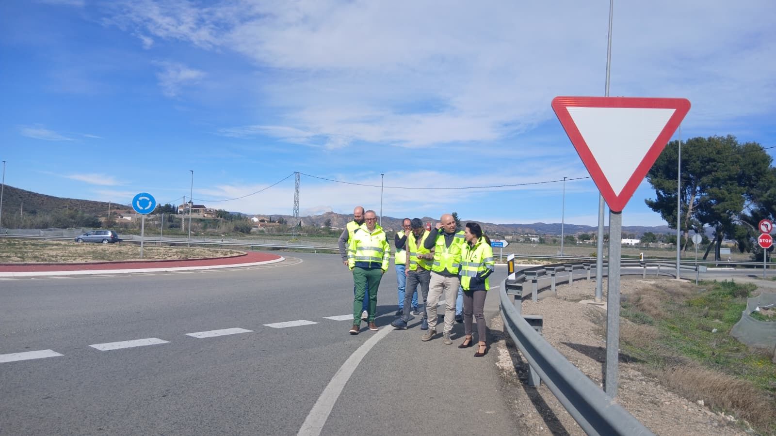 La delegada y el alcalde de Huércal-Overa durante la visita a la A-350.