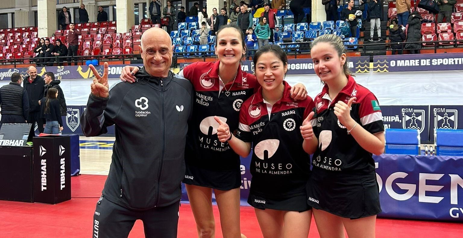 Las palistas del Museo de la Almendra, junto al técnico Luis Calvo, celebran su victoria.