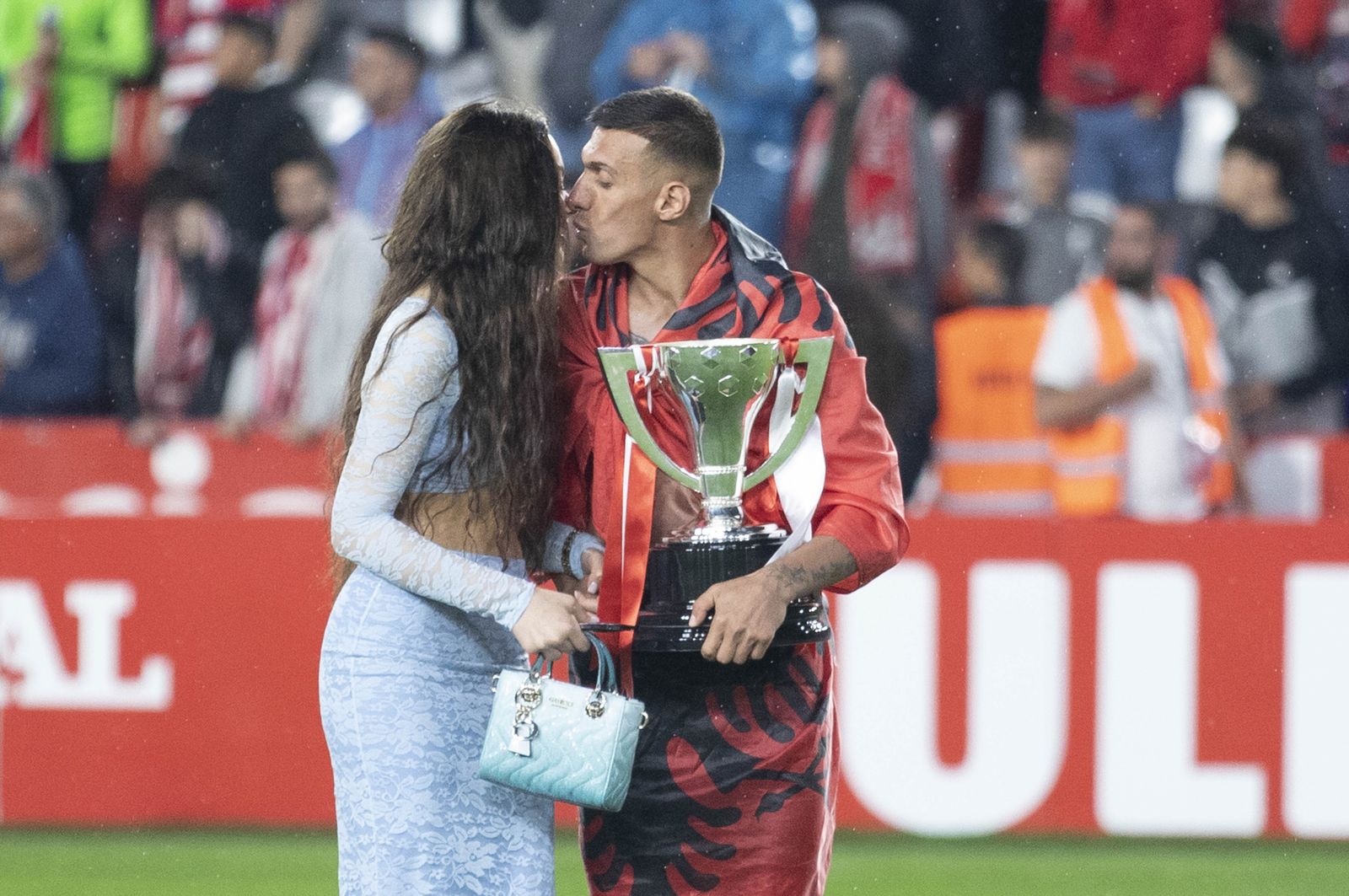 Uzuni y su novia, en el césped tras el partido