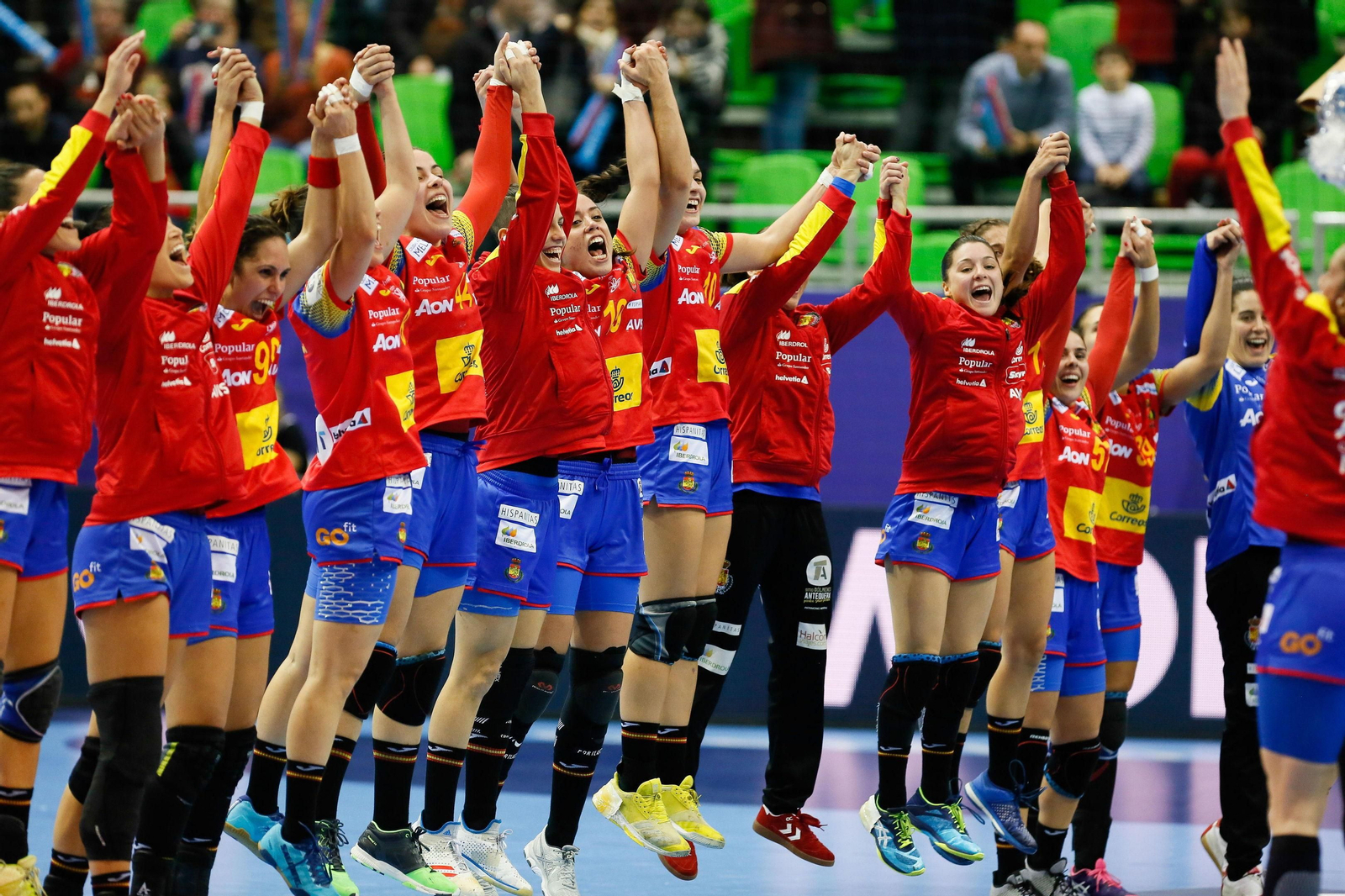 Sole López celebra con el resto del equipo.