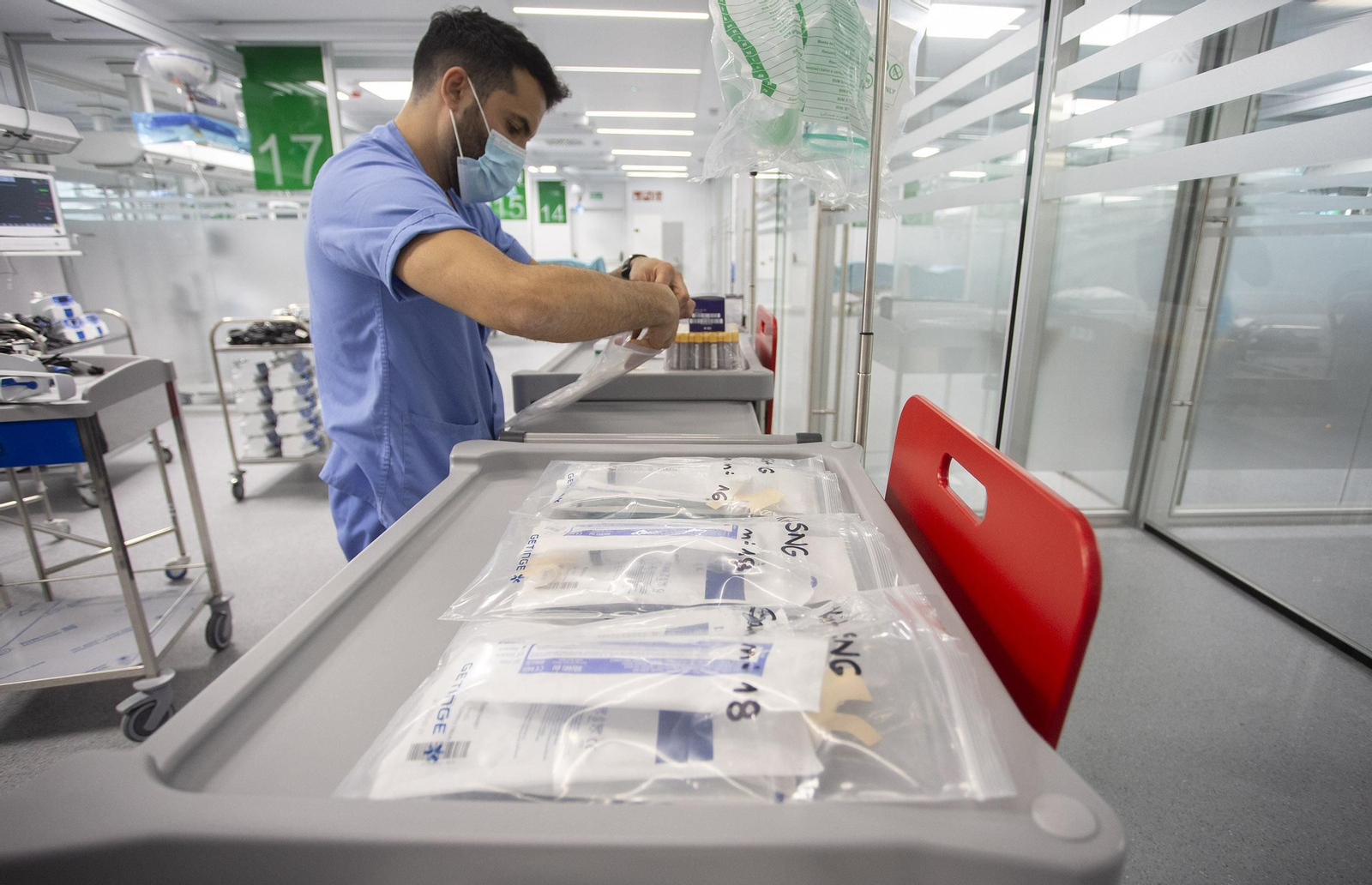 Las imágenes de la visita al interior del Hospital Militar de Sevilla