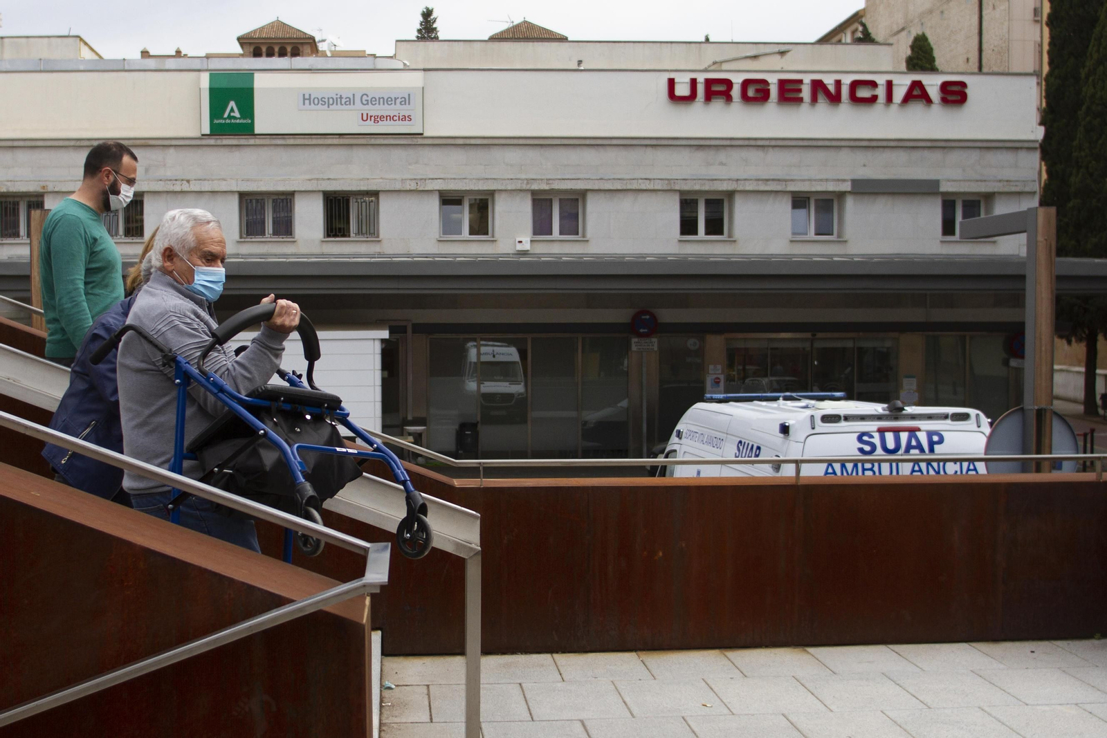 Coronavirus Granada: la bajada de tasas no se nota en las UCI, en niveles de ocupación de hace dos meses Coronavirus Granada: la bajada de tasas no se nota en las UCI, en niveles de ocupación de hace dos meses