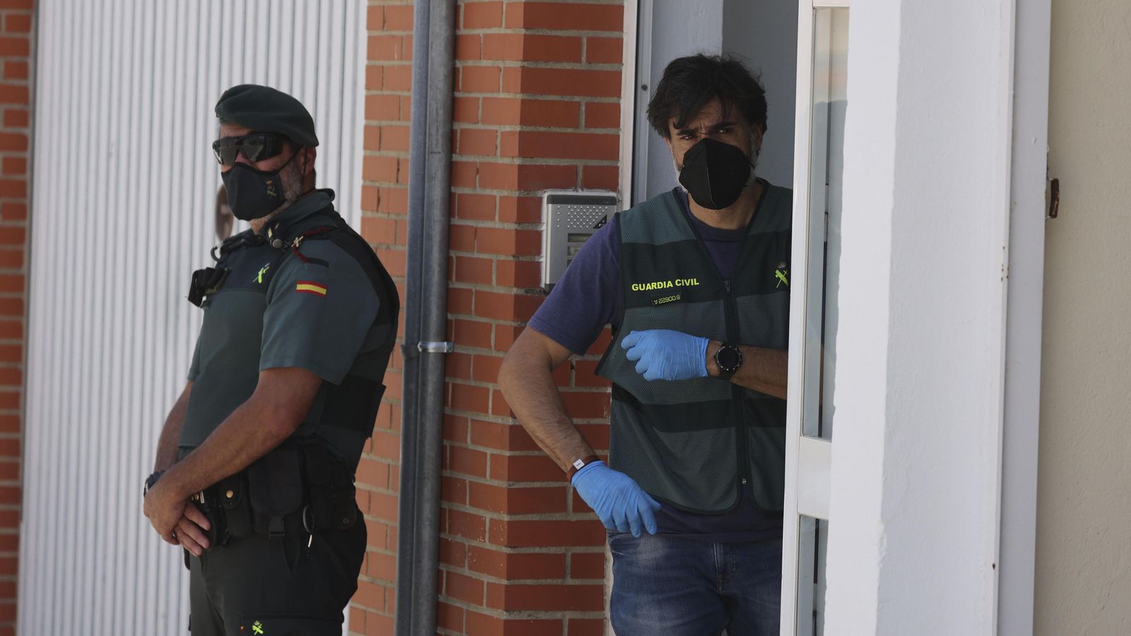 Agentes de la Guardia Civil custodian la casa donde presuntamente se cometió el crimen.