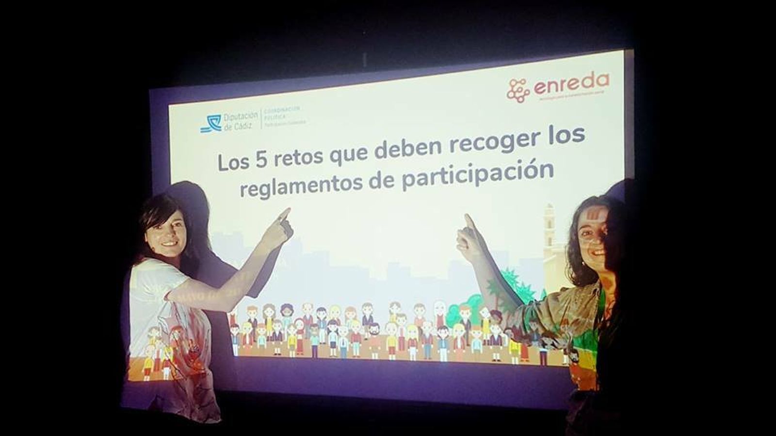 Compañeras de Enreda durante la dinamización de un proceso de reforma del reglamento de participación
