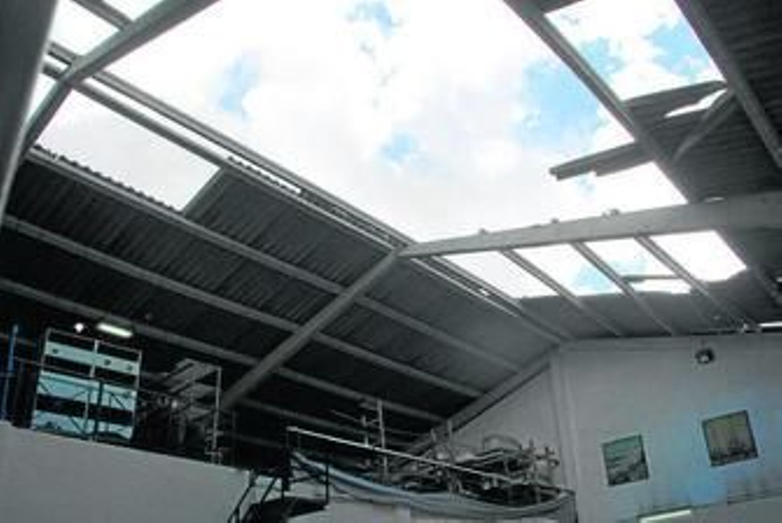 Un tornado origina graves destrozos en San Fernando