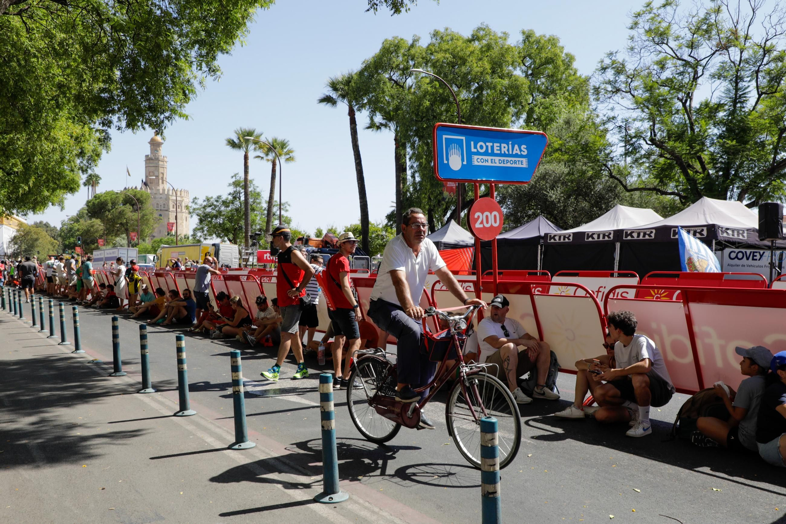 Ambiente del final de la 5ª etapa de la Vuelta ciclista a España, a su llegada a Sevilla