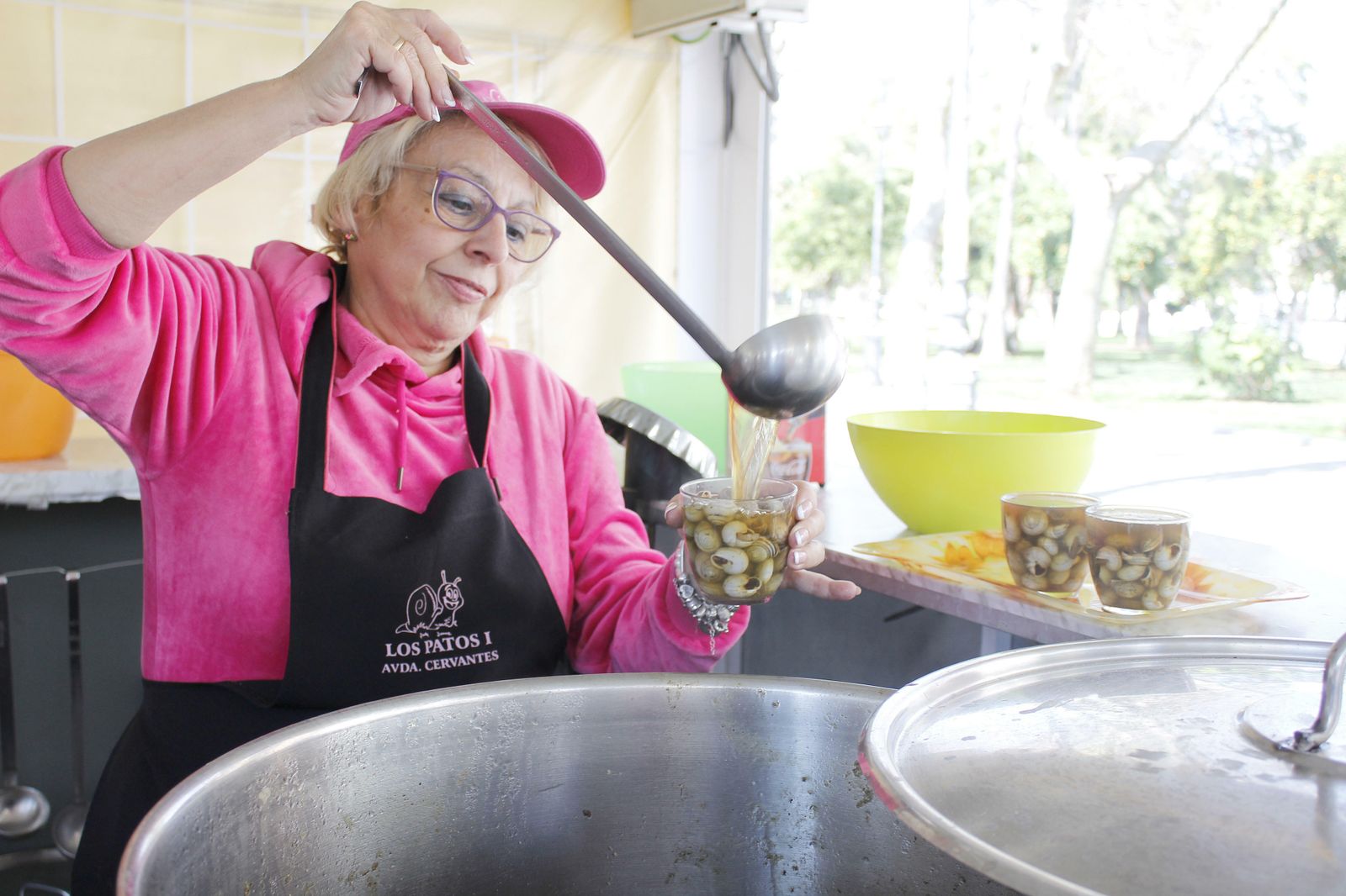 María sirve sus caracoles en el puesto de Los Patos.