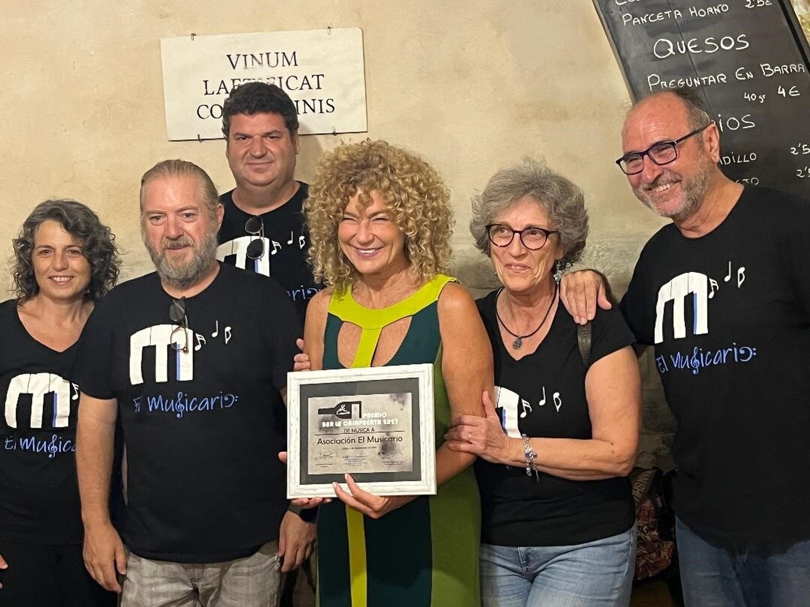 Ana Cristina Dorronzoro con miembros de la Asociación ‘El Musicario’, tras recibir el premio del Bar La Casapuerta en la categoría de Música.